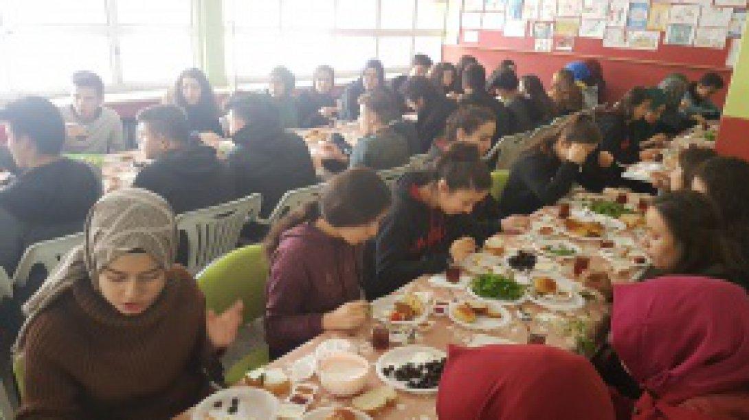 Sayın Kaymakamımızın Katılımı ile Mehmet Akif Ersoy Anadolu Lisesinde 12. Sınıflarla Motivasyon Kahvaltısı Yapıldı