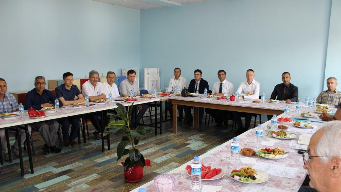  2019-2020 Eğitim Öğretim Yılı Müdürler Toplantısı Sayın Kaymakamımız Mustafa Ünver BÖKE'nin de katılımlarıyla Yapıldı.