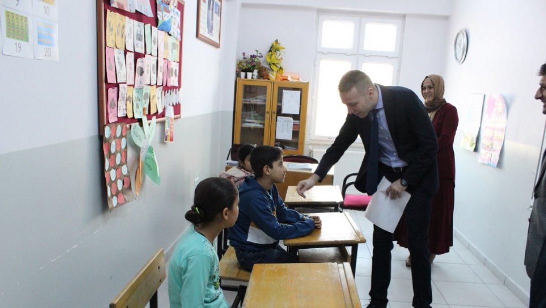 Sayın Kaymakamımız Mustafa Ünver BÖKE ile birlikte, Adnan Menderes İlkokulu Öğrencilerine Karnelerini Dağıttık.